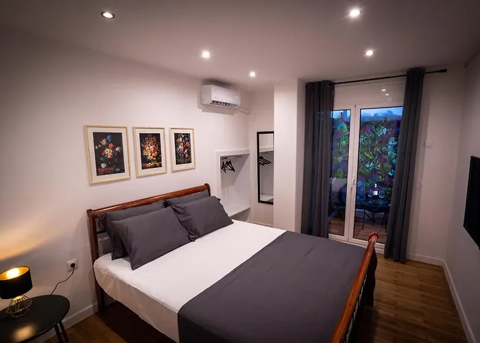 My Secret Garden Rooms - Apartment With 2 Private Rooms, Separate Baths And Balcony Garden