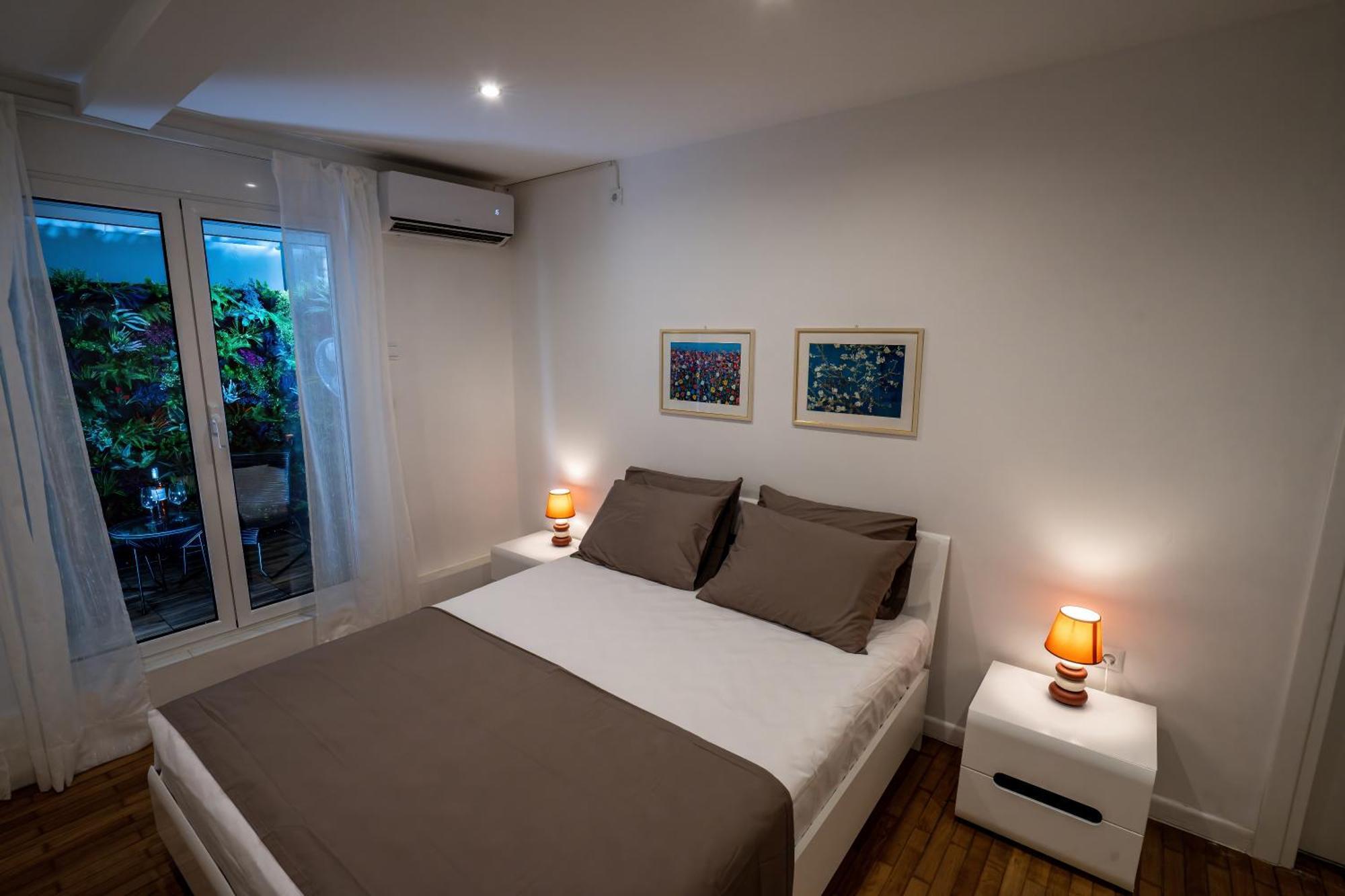 My Secret Garden - With 2 Private Rooms, Separate Baths And Balcony Garden Apartment *