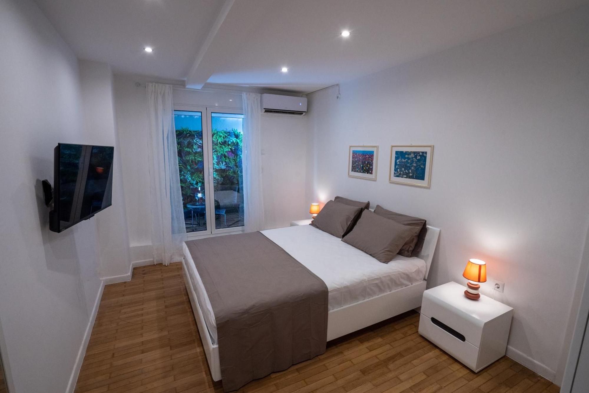 Apartment My Secret Garden - With 2 Private Rooms, Separate Baths And Balcony Garden Athens