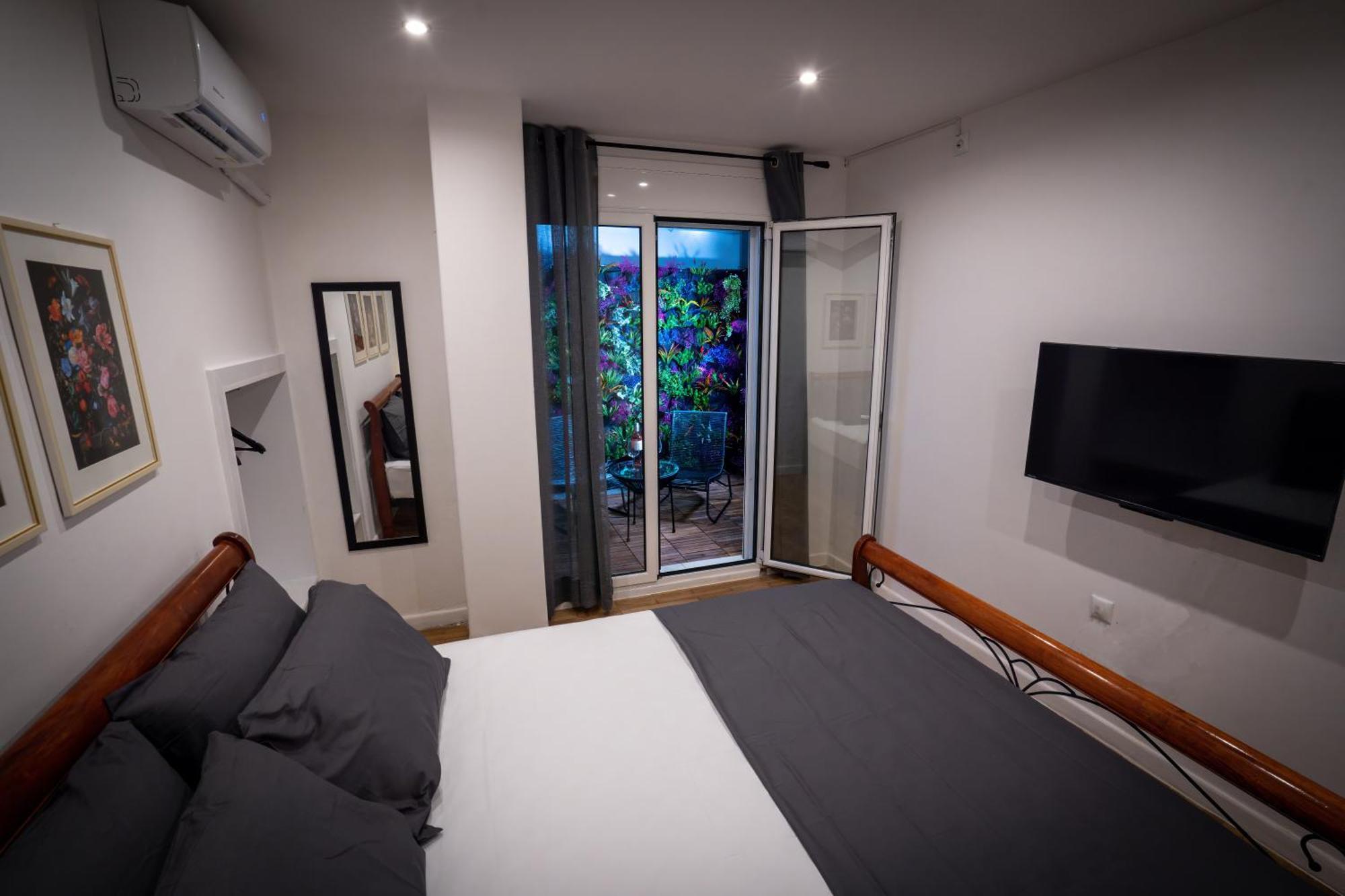 Apartment My Secret Garden - With 2 Private Rooms, Separate Baths And Balcony Garden