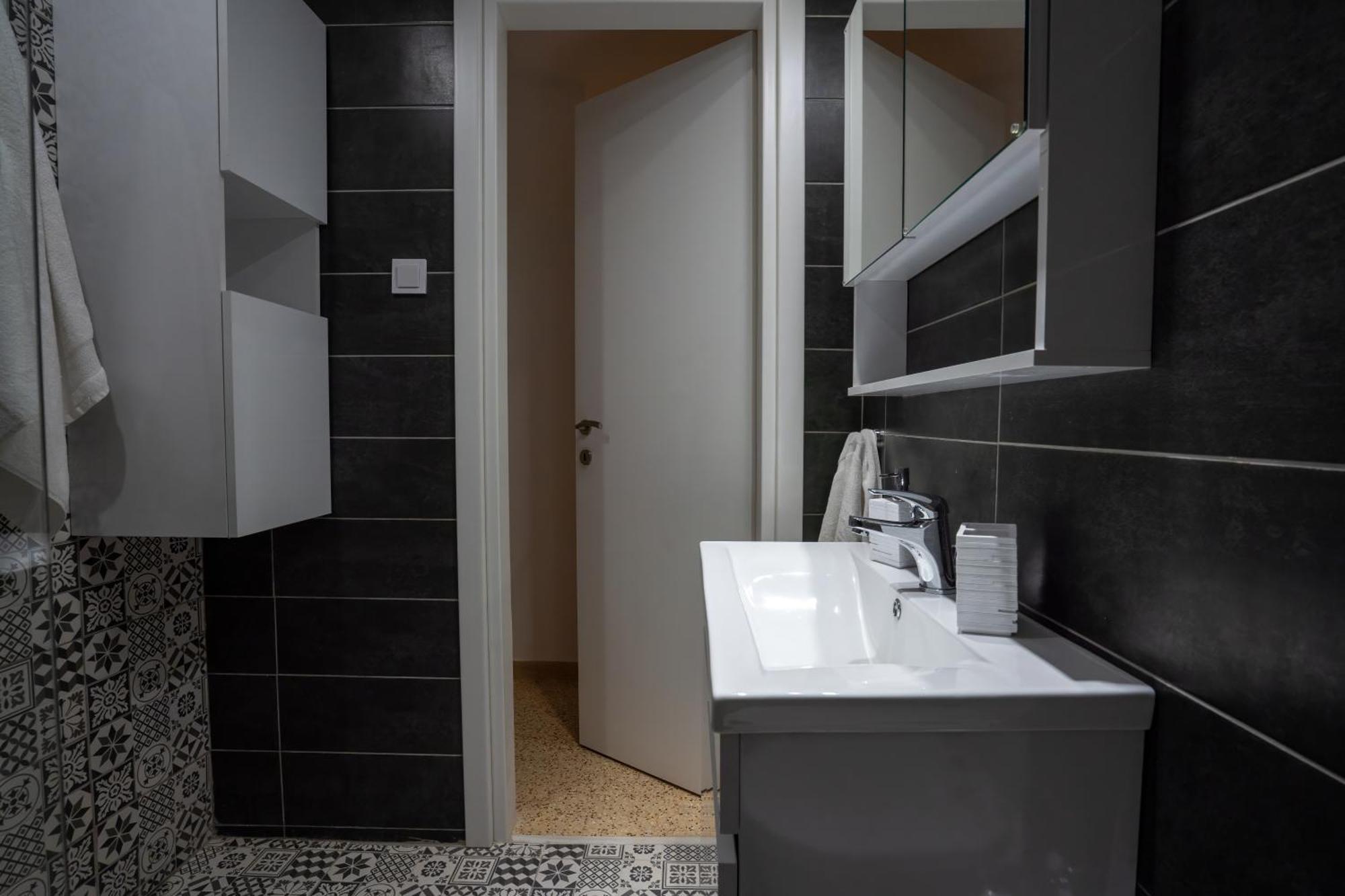 My Secret Garden - With 2 Private Rooms, Separate Baths And Balcony Garden Apartment *