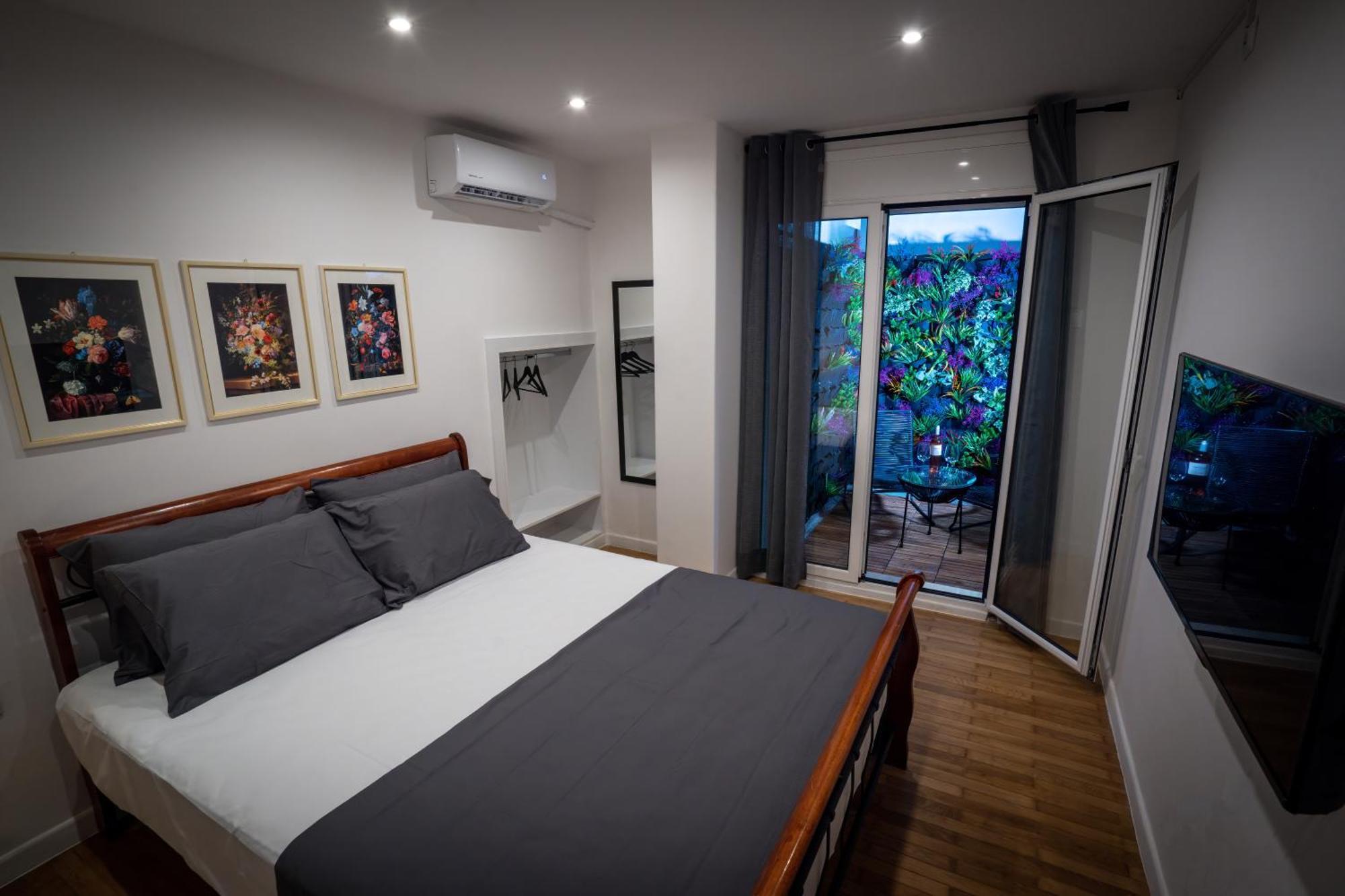 My Secret Garden - With 2 Private Rooms, Separate Baths And Balcony Garden Apartment *