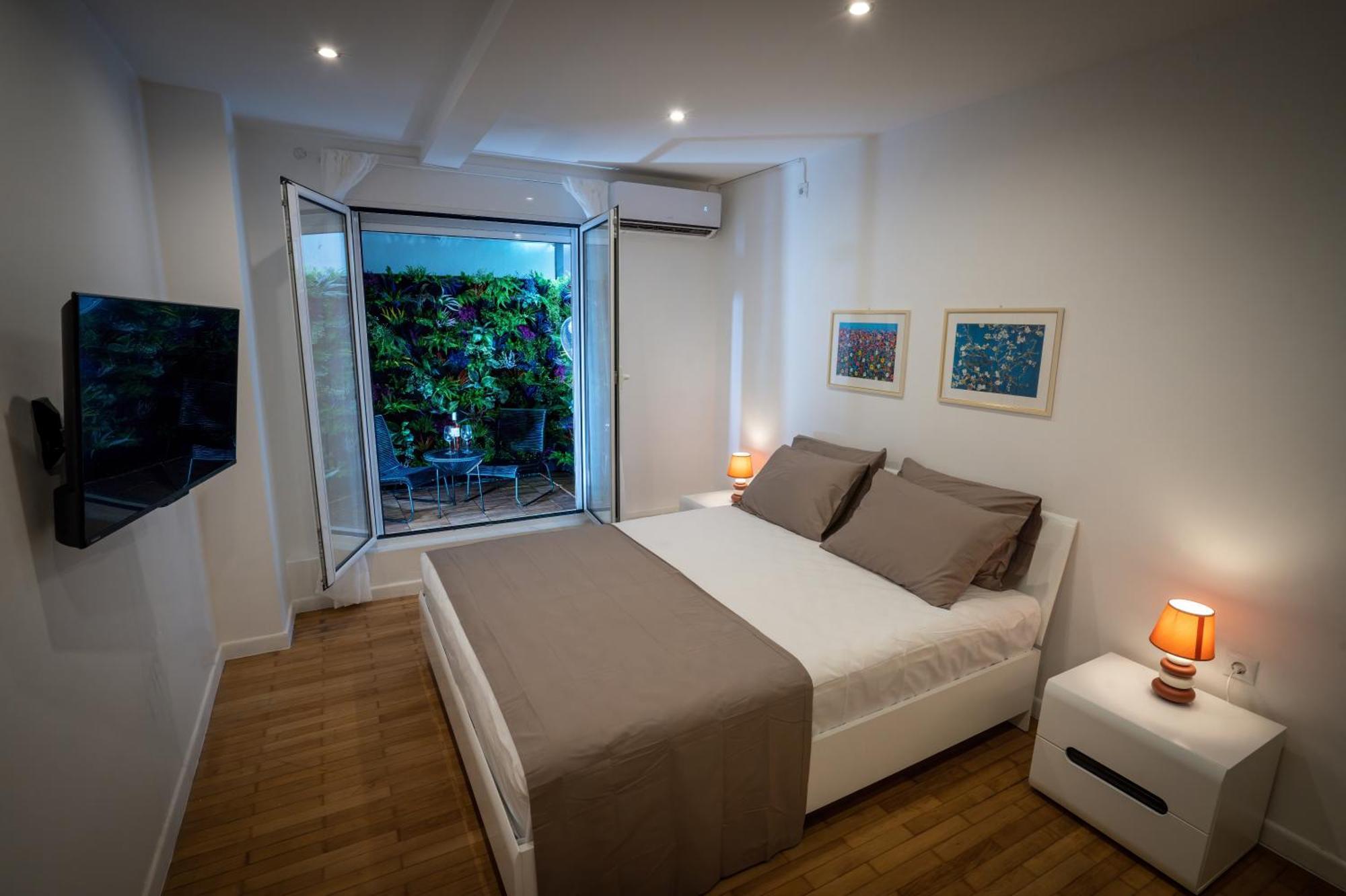 My Secret Garden - With 2 Private Rooms, Separate Baths And Balcony Garden Apartment *