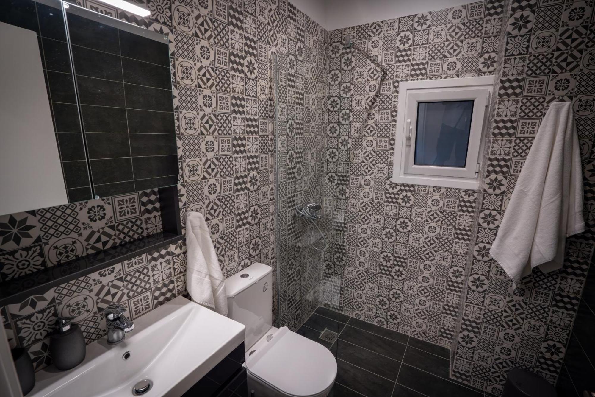 My Secret Garden - With 2 Private Rooms, Separate Baths And Balcony Garden Apartment