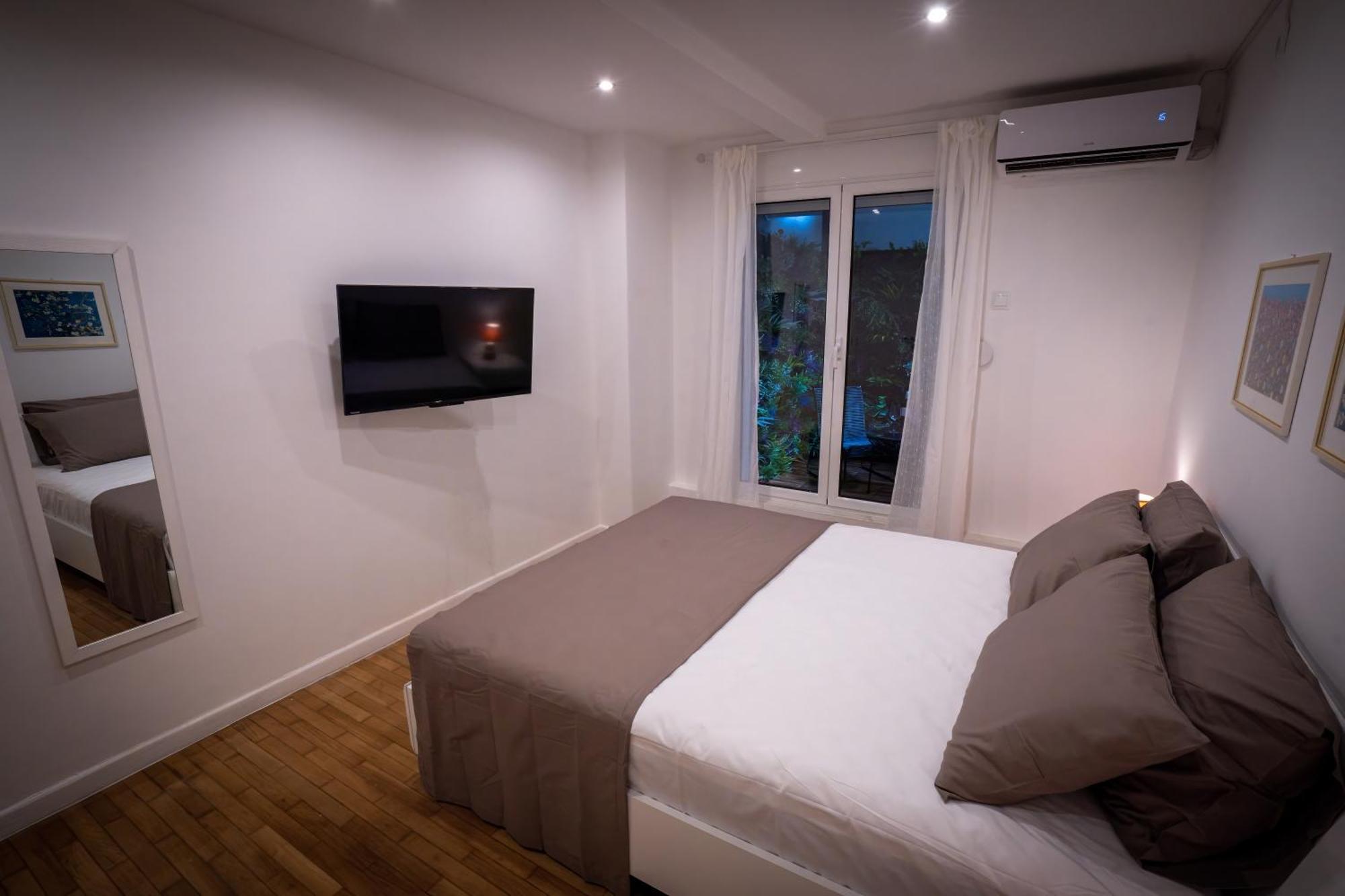 Apartment My Secret Garden - With 2 Private Rooms, Separate Baths And Balcony Garden