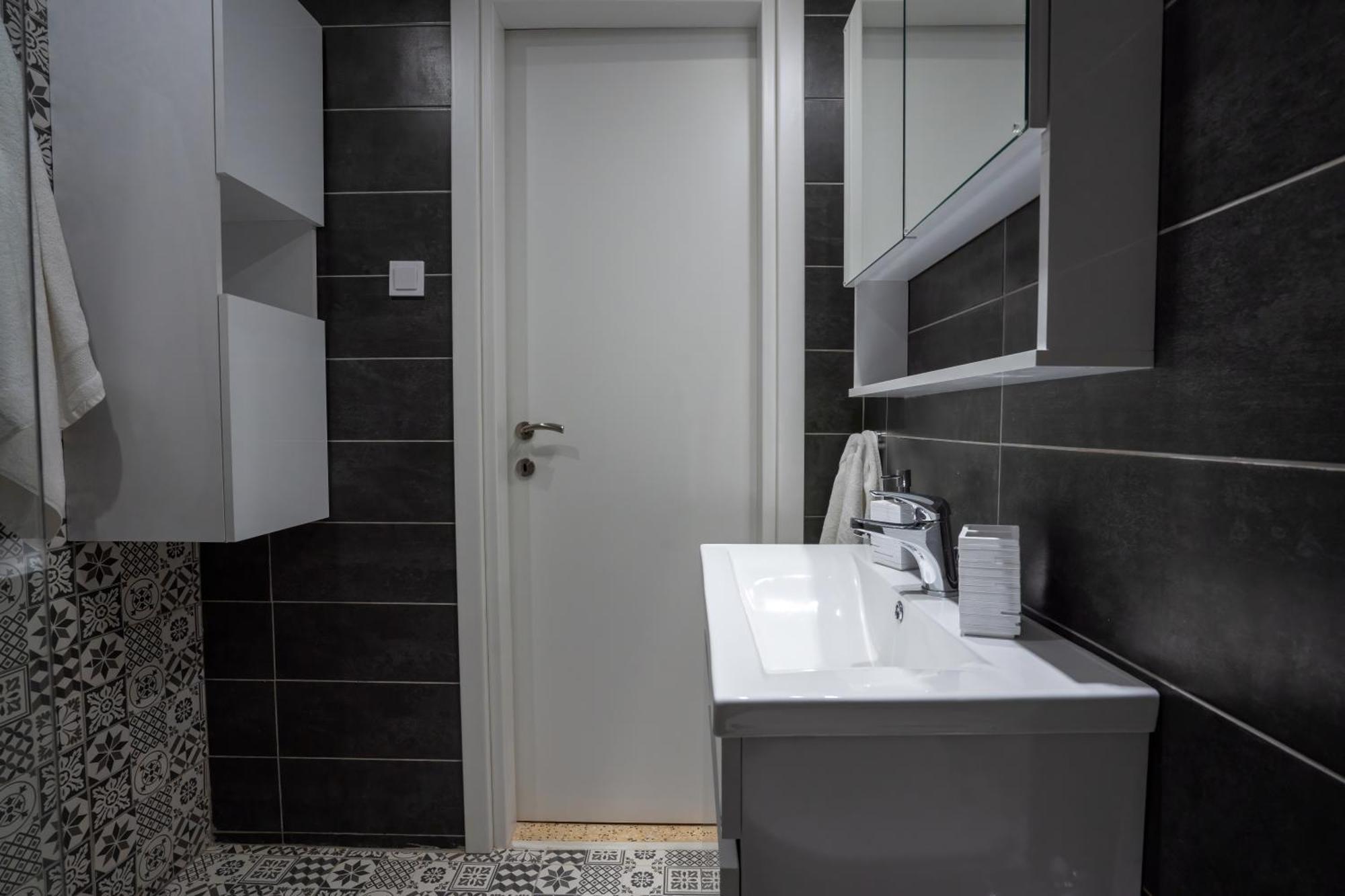 My Secret Garden - With 2 Private Rooms, Separate Baths And Balcony Garden Apartment *