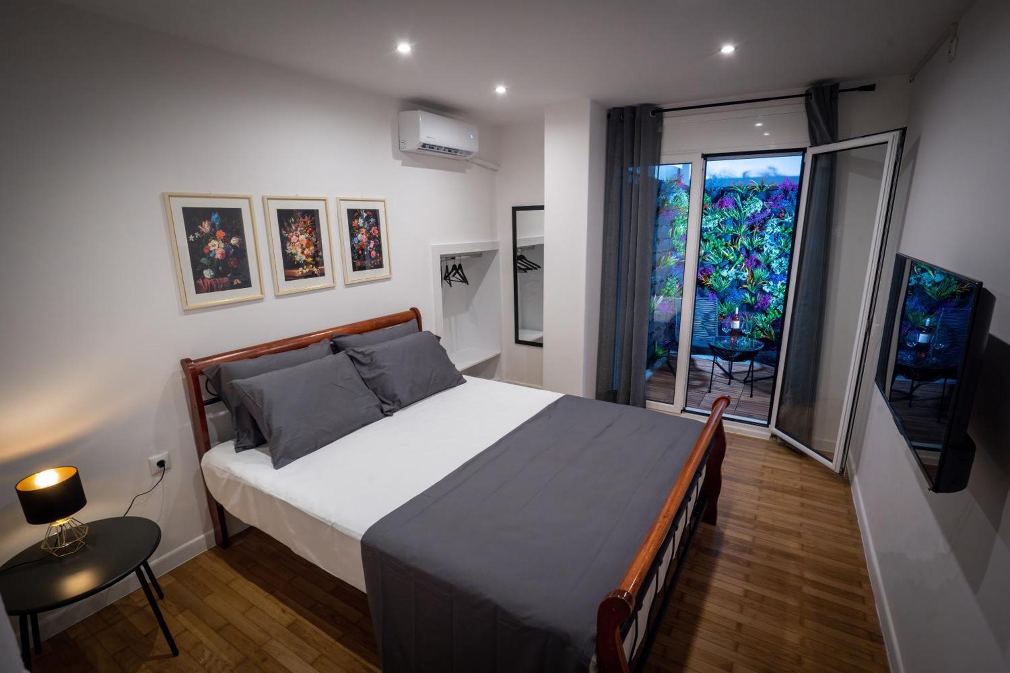 My Secret Garden - With 2 Private Rooms, Separate Baths And Balcony Garden Αθήνα